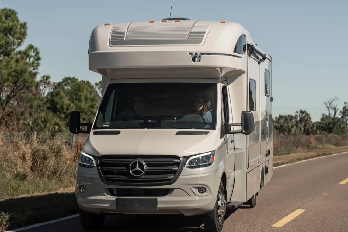 Winnebago View 24T vs. Jayco Melbourne Prestige 25LP